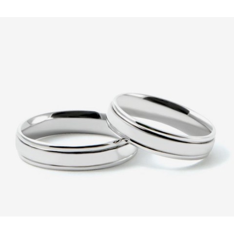Engagement rings with a groove